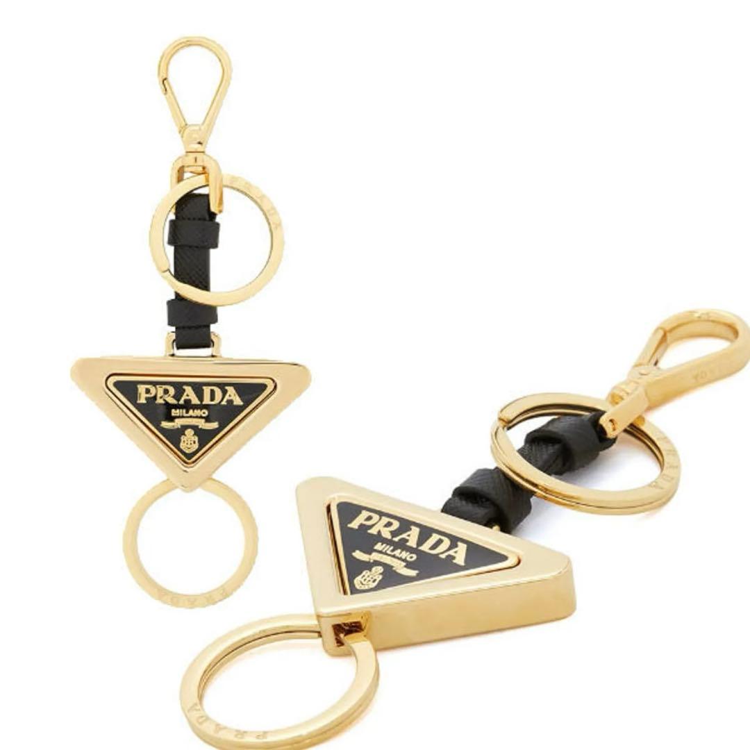 PRADA ゴールド三角形ロゴキーホルダー