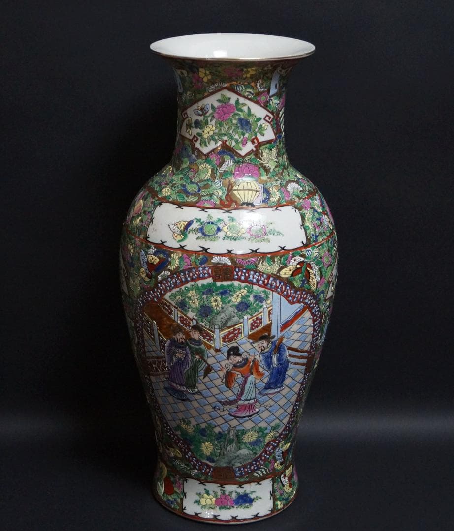 乾隆年製在銘 粉彩色絵窓絵『人物花蝶祥瑞文』大型飾壺 花瓶 高46.5cm