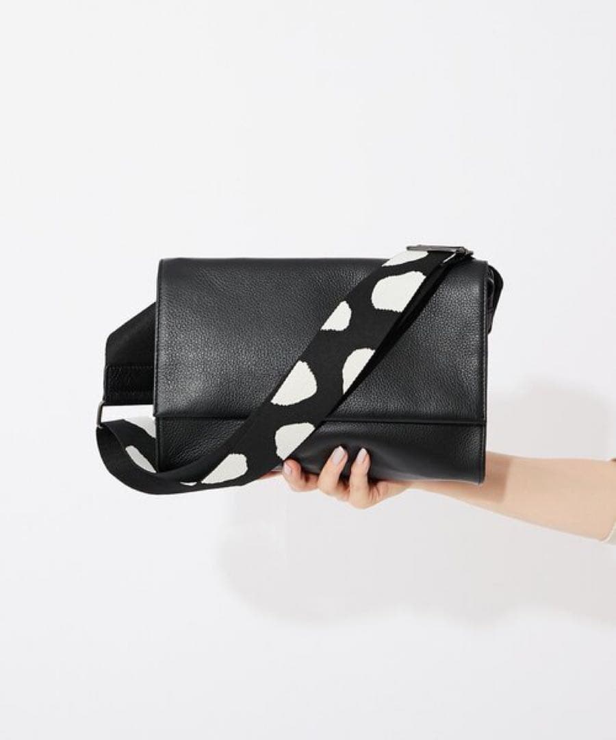 イアパピヨネ　ボディバッグ