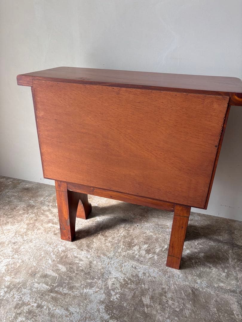 スペイン製木製キャビネット　サイドボード　木彫りの収納棚　天然木　アイアン