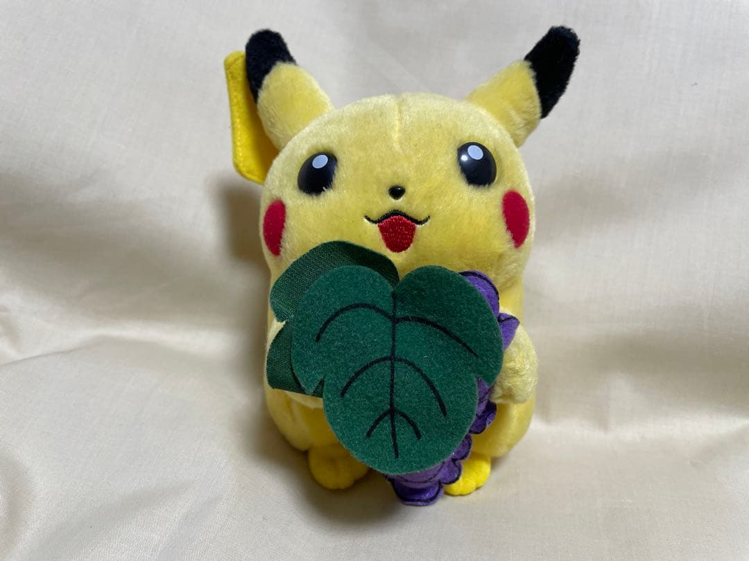 ピカチュウとぶどう　ぬいぐるみ