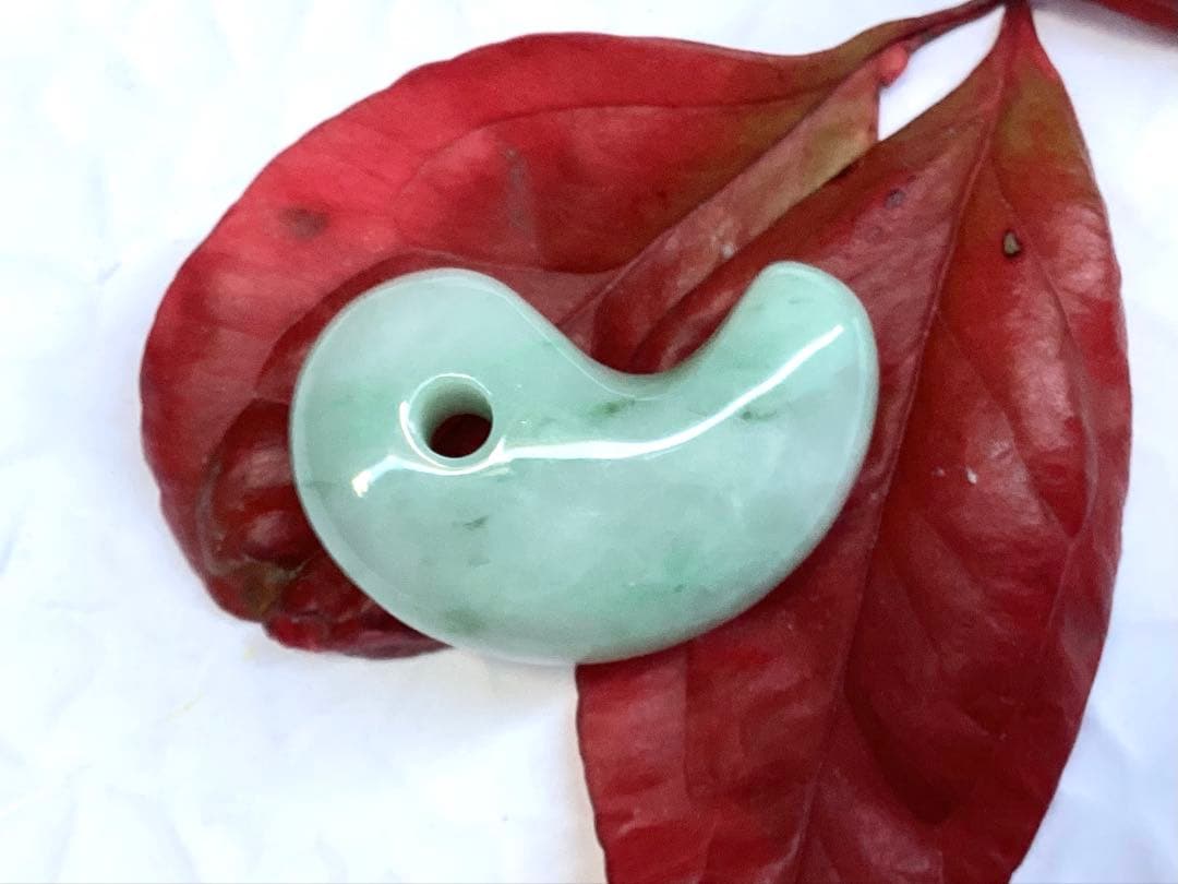 ✳極上*緑輝石一色の透過‼️ 糸魚川翡翠勾玉　本物天然無垢のジェダイト　鑑別書付‼️