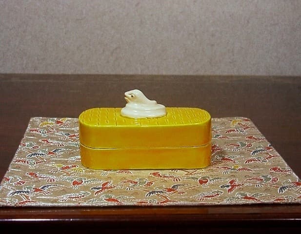 京焼・清水焼　清閑寺窯　杉田祥平作　干支巳　鈴木宗保書付　香合　共箱。