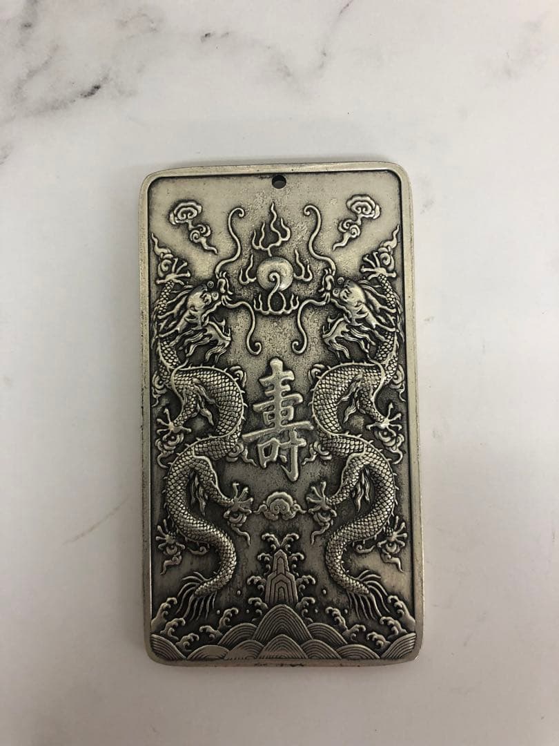 中国 骨董品 ドラゴン彫刻の銀色アート作品 135g 寿 刻印あり 縁起物 守り