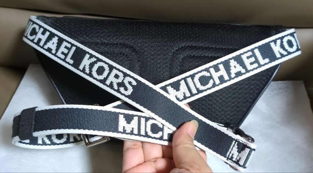 新品. Michael Kors. ボディバッグ