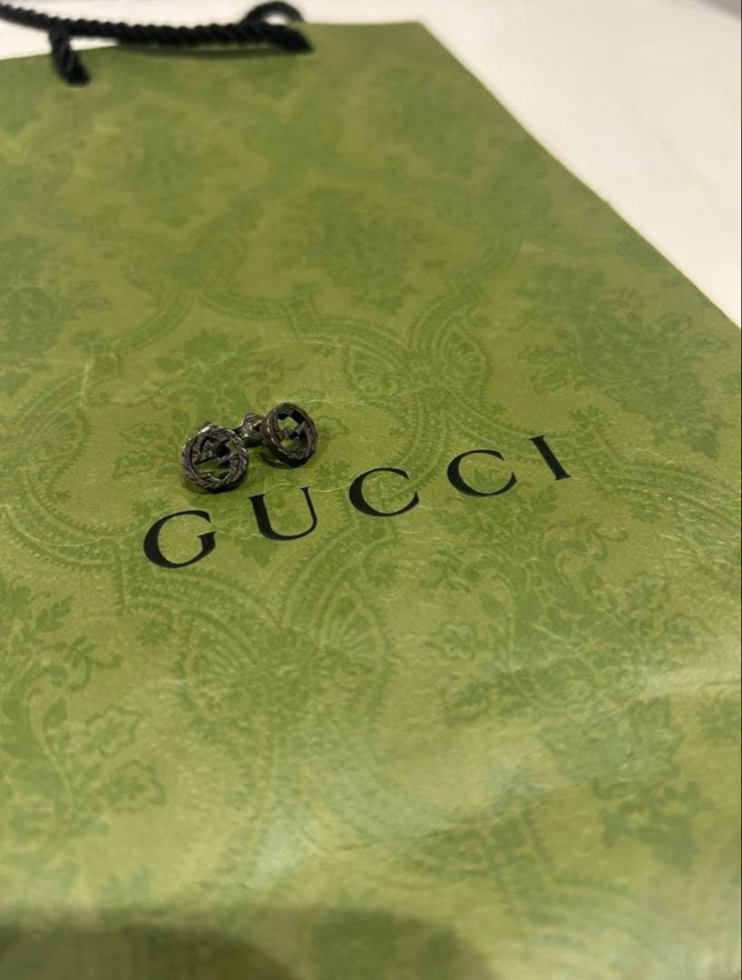 GUCCI ブラック スタッドピアス