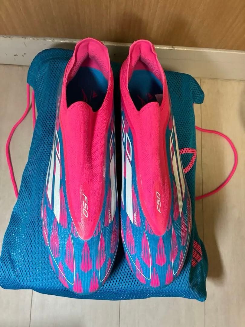 F50 サッカースパイク　ピンク/ブルー 28cm 新品