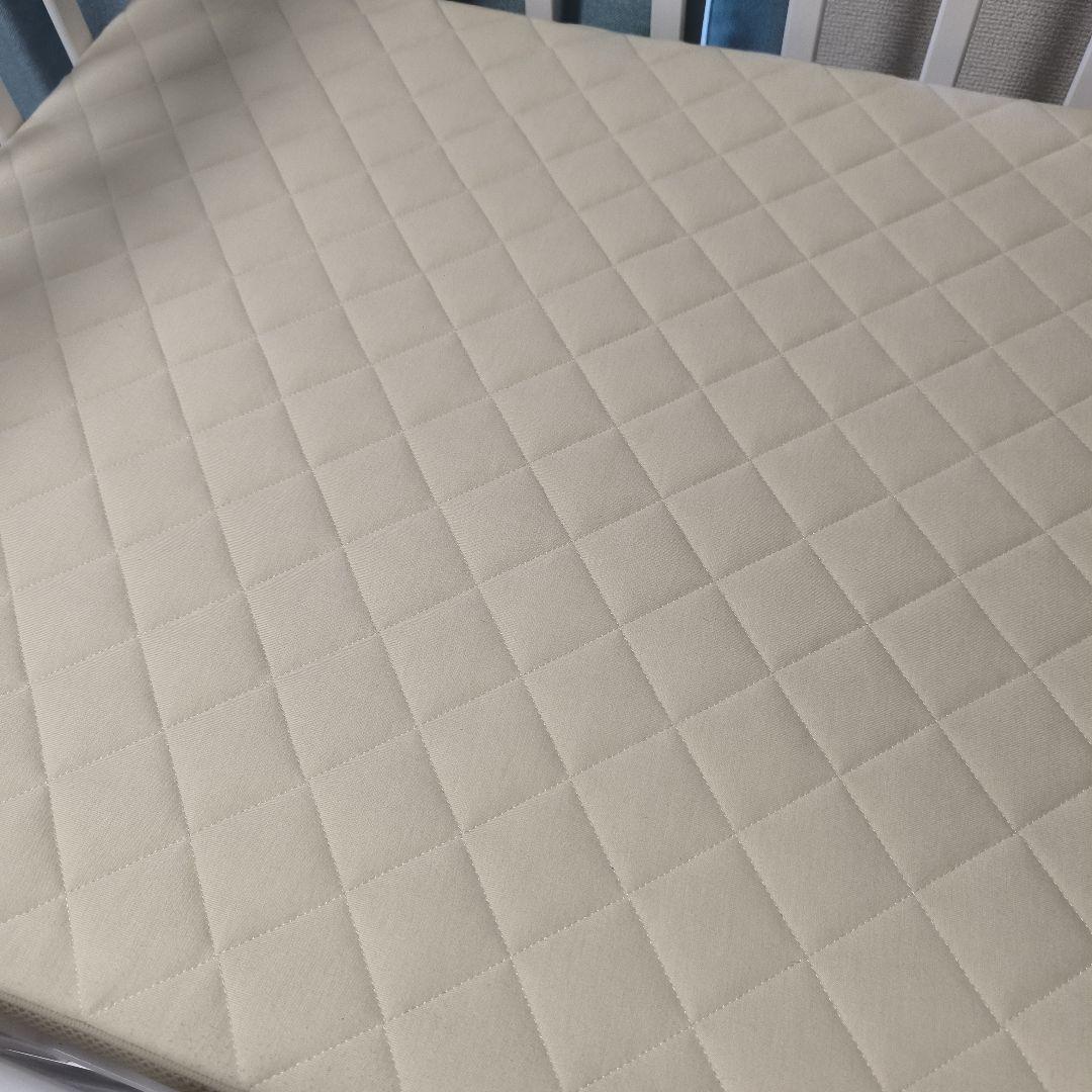 みぃです。カトージ ベビーベッド ハイポジション ハイシート ホワイト