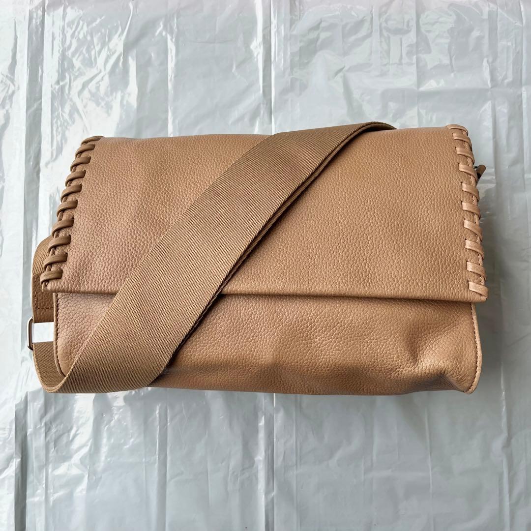 イアパピヨネ 柄ワイドテープショルダーバッグ 本革 ボディバッグ キャメル