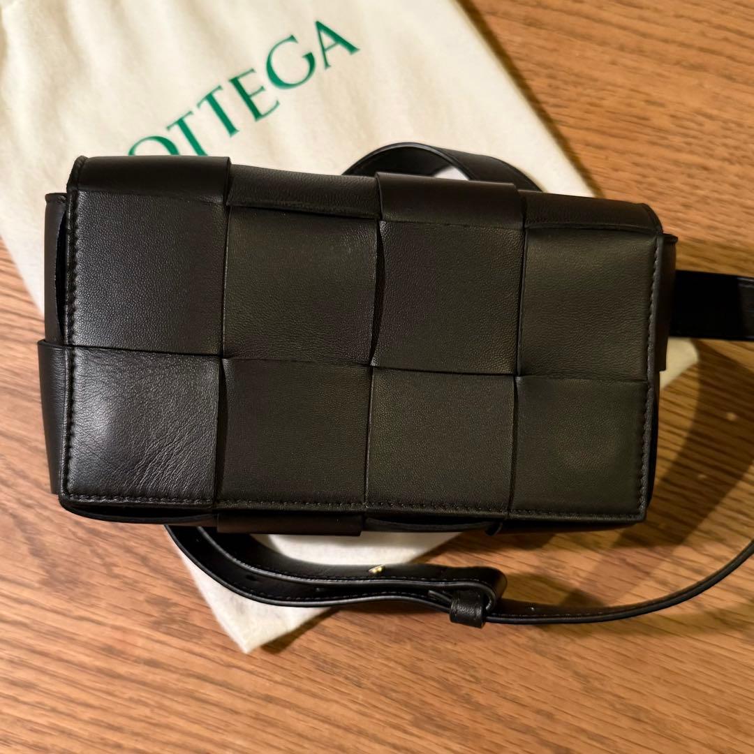 【美品】ボッテガべネタ　カセット　ブラックレザーボディバッグ