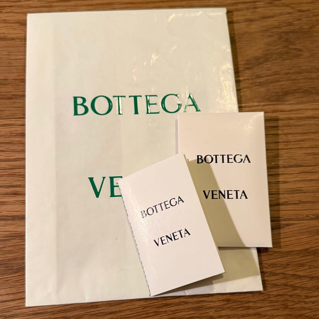 【美品】ボッテガべネタ　カセット　ブラックレザーボディバッグ