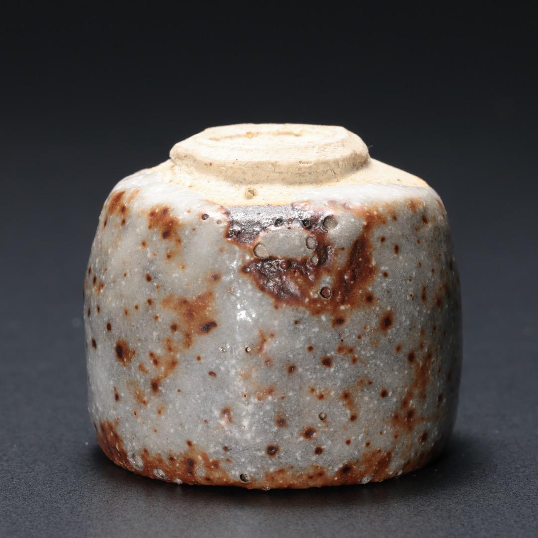 【ぐい呑・盃】 ねずみ志野 ぐい呑み 加藤春鼎作　共箱　R1189ダU