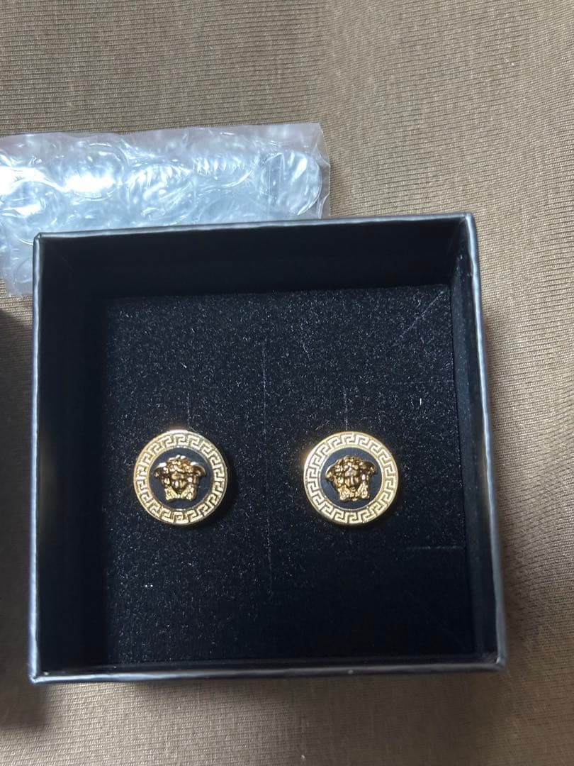 VERSACE ゴールド ロゴピアス 玲凪