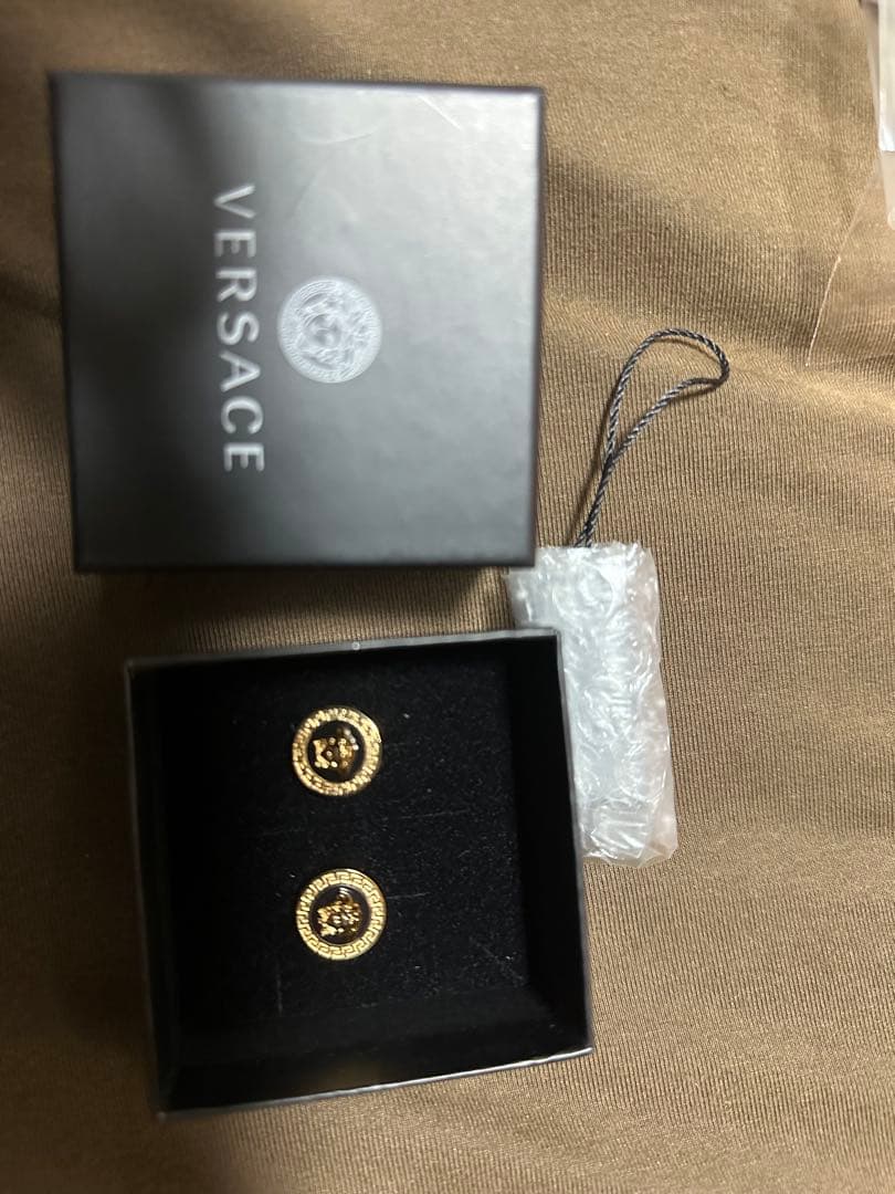 VERSACE ゴールド ロゴピアス 玲凪