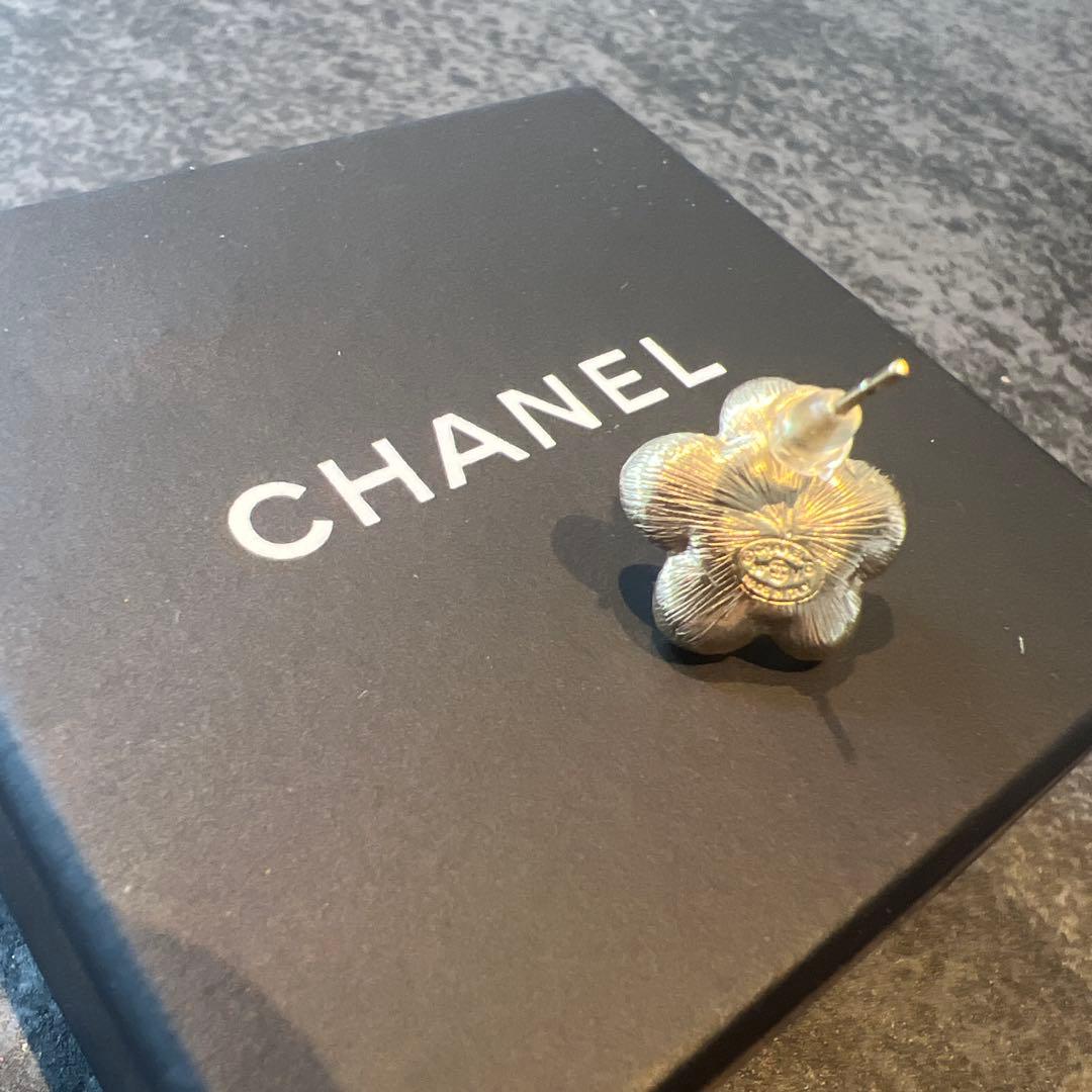 シャネル　カメリア　ピアス(片耳)