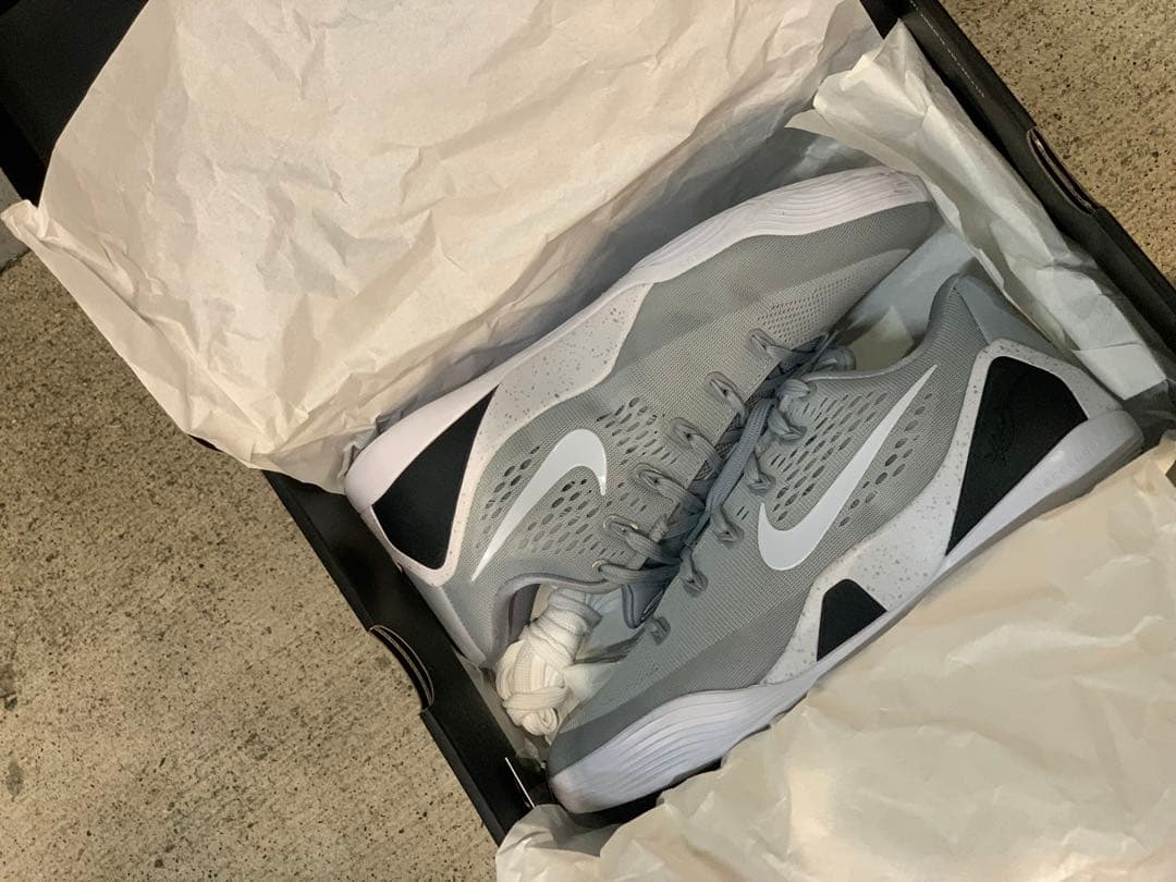 シューズ(男性用) KOBE 9 LOW WOLF GREY