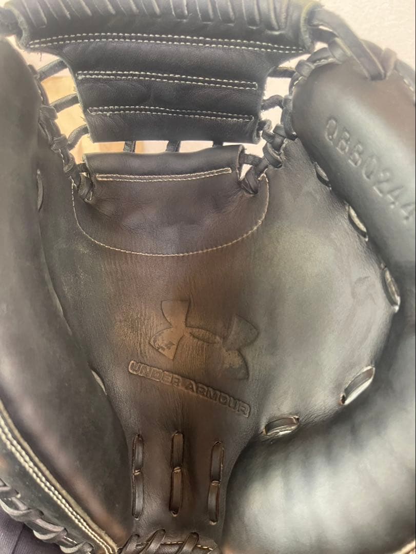 みのむっし様　アンダーアーマー キャッチャーミット 軟式 ブラック × ゴールド