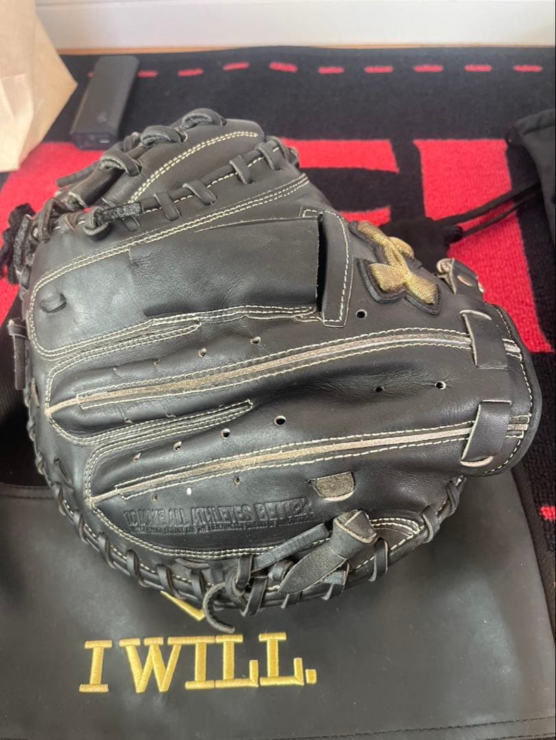 みのむっし様　アンダーアーマー キャッチャーミット 軟式 ブラック × ゴールド