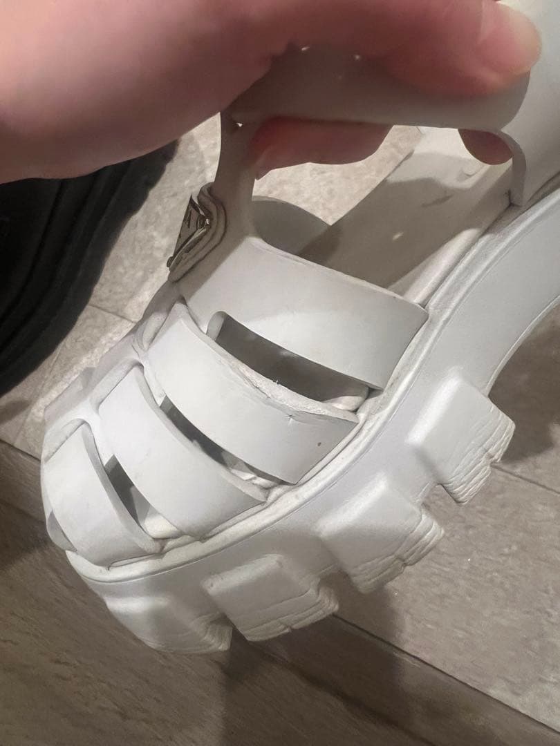 PRADA ホワイト モノリスラバーサンダル