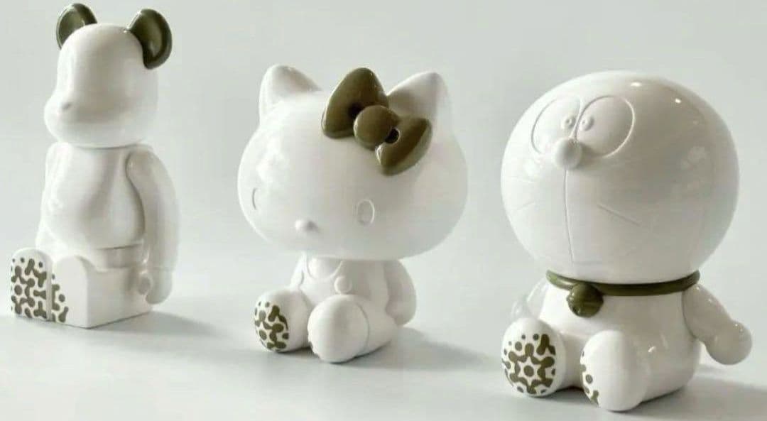 大阪関西万博　日本館限定フィギュア3体 　ベアブリック　ハローキティ　ドラえもん