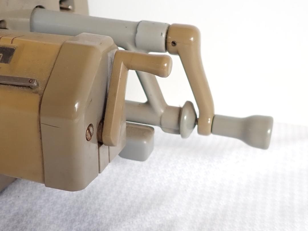 昭和レトロな手回し計算機 インテリアとしておすすめです。送料込・匿名発送