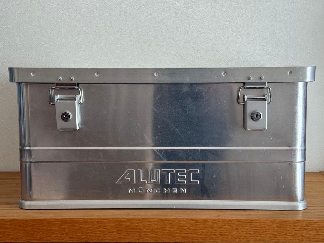 【送料込み】ドイツ製アルテック★アルミコンテナ★仕切り付き★キャンプギア収納★