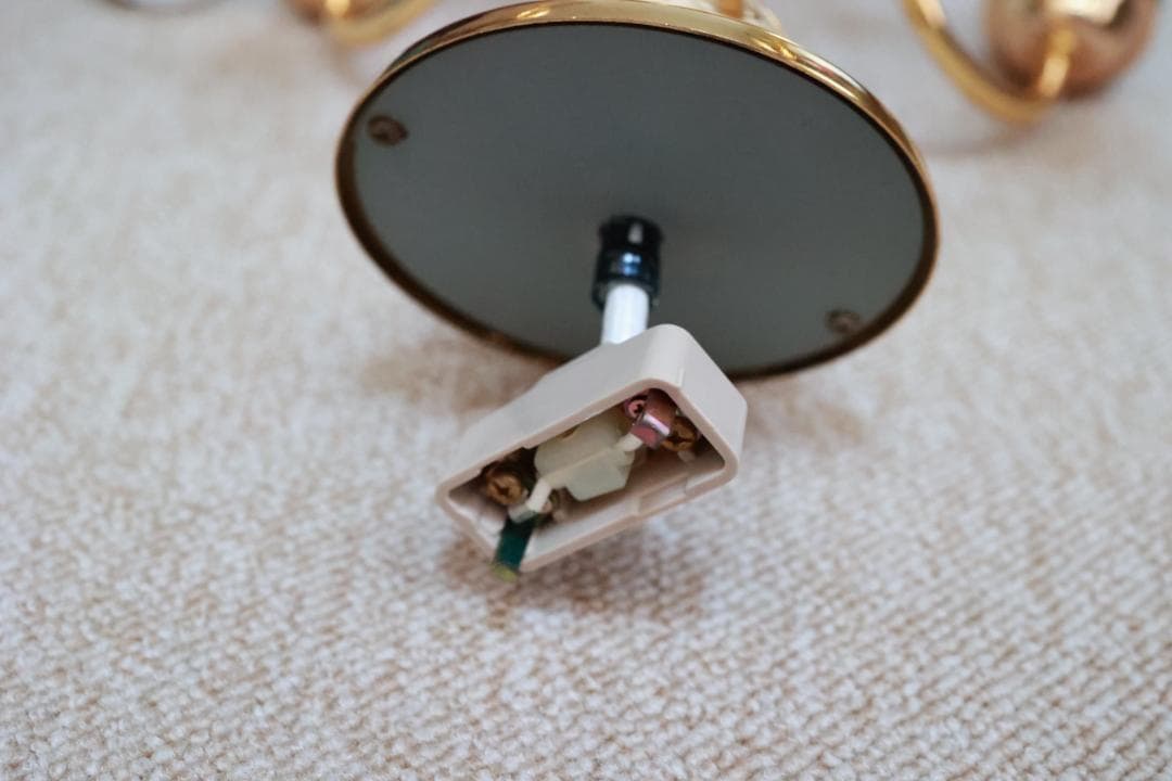 シャンデリア ゴールドと白いシェード