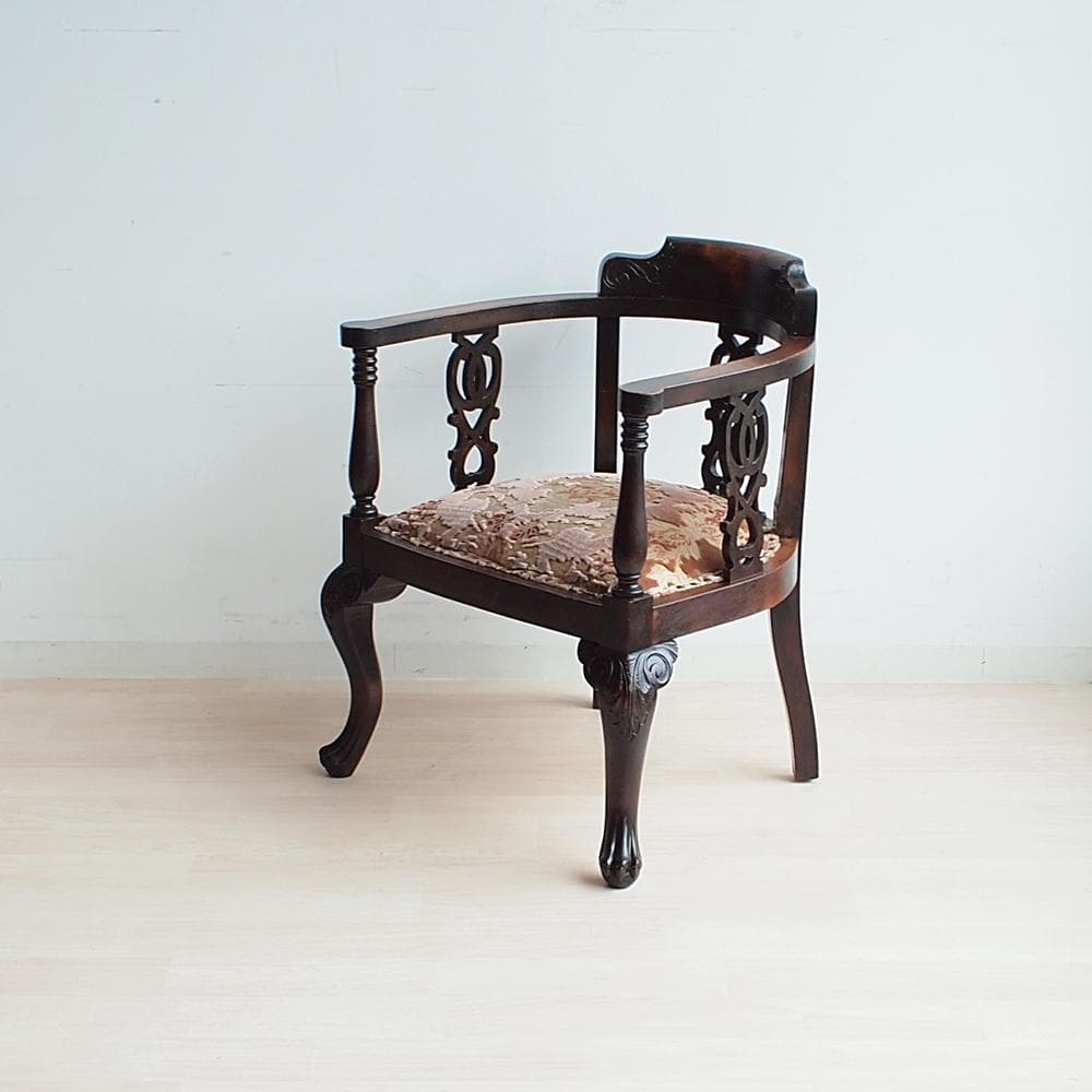 アンティーク アームチェア B 猫脚 鋲 透かし彫り 彫刻 マホガニー材
