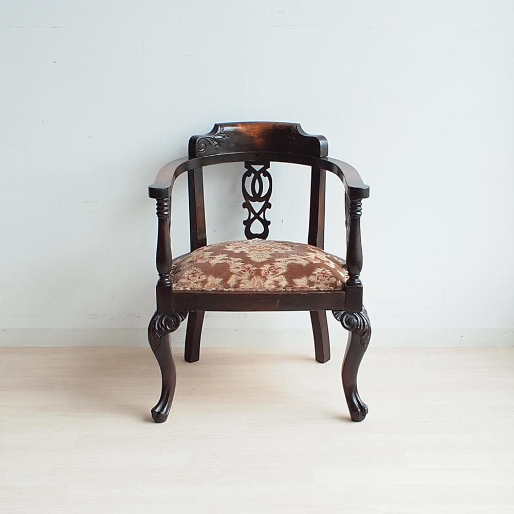アンティーク アームチェア B 猫脚 鋲 透かし彫り 彫刻 マホガニー材