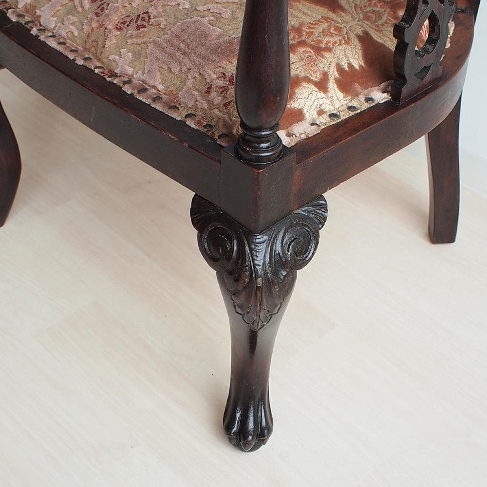 アンティーク アームチェア B 猫脚 鋲 透かし彫り 彫刻 マホガニー材