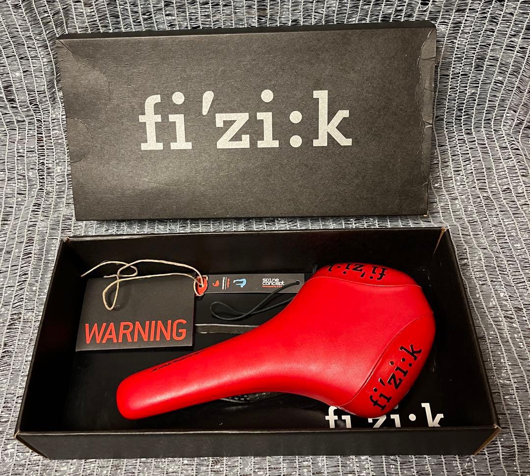 フィジーク　fi'zi:k Antares サドル カーボン　レッド