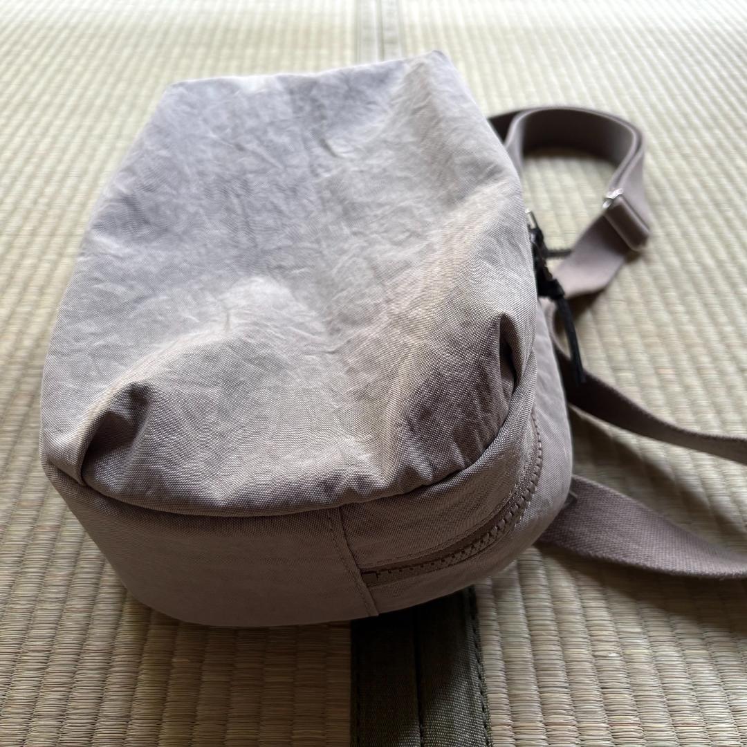 NIZYU KANO FUKUI SIWAナイロンボディバッグM グレージュ