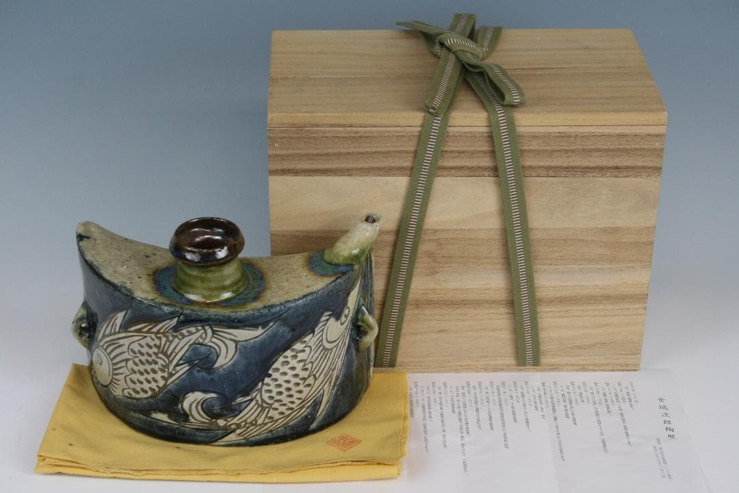 壺屋焼 人間国宝 金城次郎 作 呉須双魚文抱瓶（大）