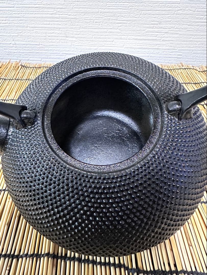 未使用品、保管品　南部名工金秀 及春鋳造捻鉉算盤形アラレ南部鉄瓶　南部鉄器　鉄瓶