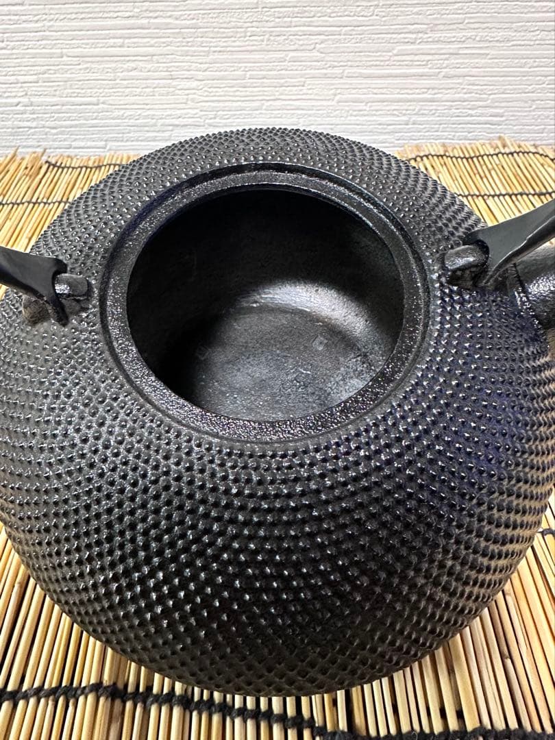 未使用品、保管品　南部名工金秀 及春鋳造捻鉉算盤形アラレ南部鉄瓶　南部鉄器　鉄瓶