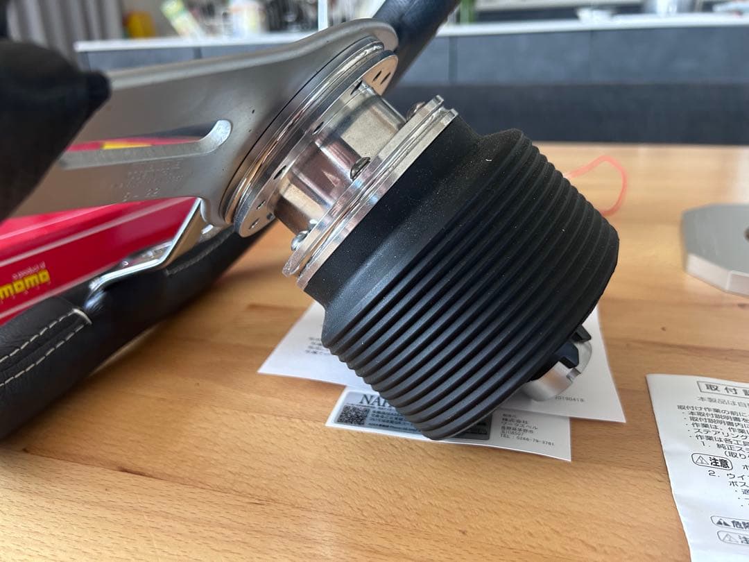 モモステトレックR T5ハイエースフルセットessexコラムカバーなど付属品多数