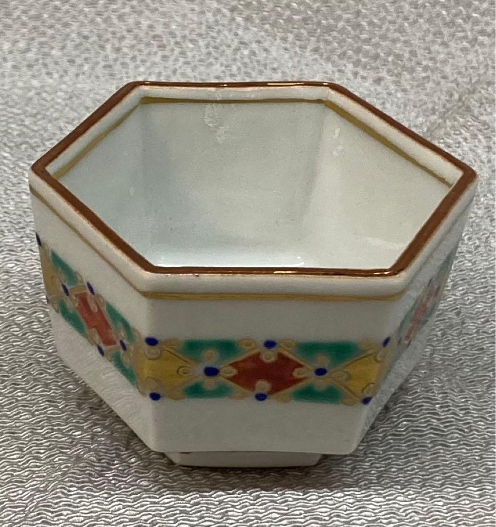 B196s  「牛図  六角酒盃」三代上出喜山作　共布共箱　九谷焼　宮内庁御用達