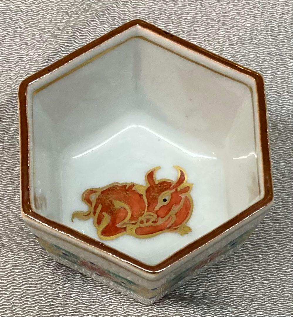 B196s  「牛図  六角酒盃」三代上出喜山作　共布共箱　九谷焼　宮内庁御用達