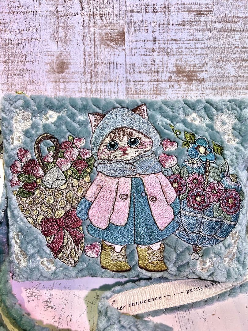 ジグザグベビーブルーファー生地♡刺繍のショルダーバッグ♡フード猫ちゃん