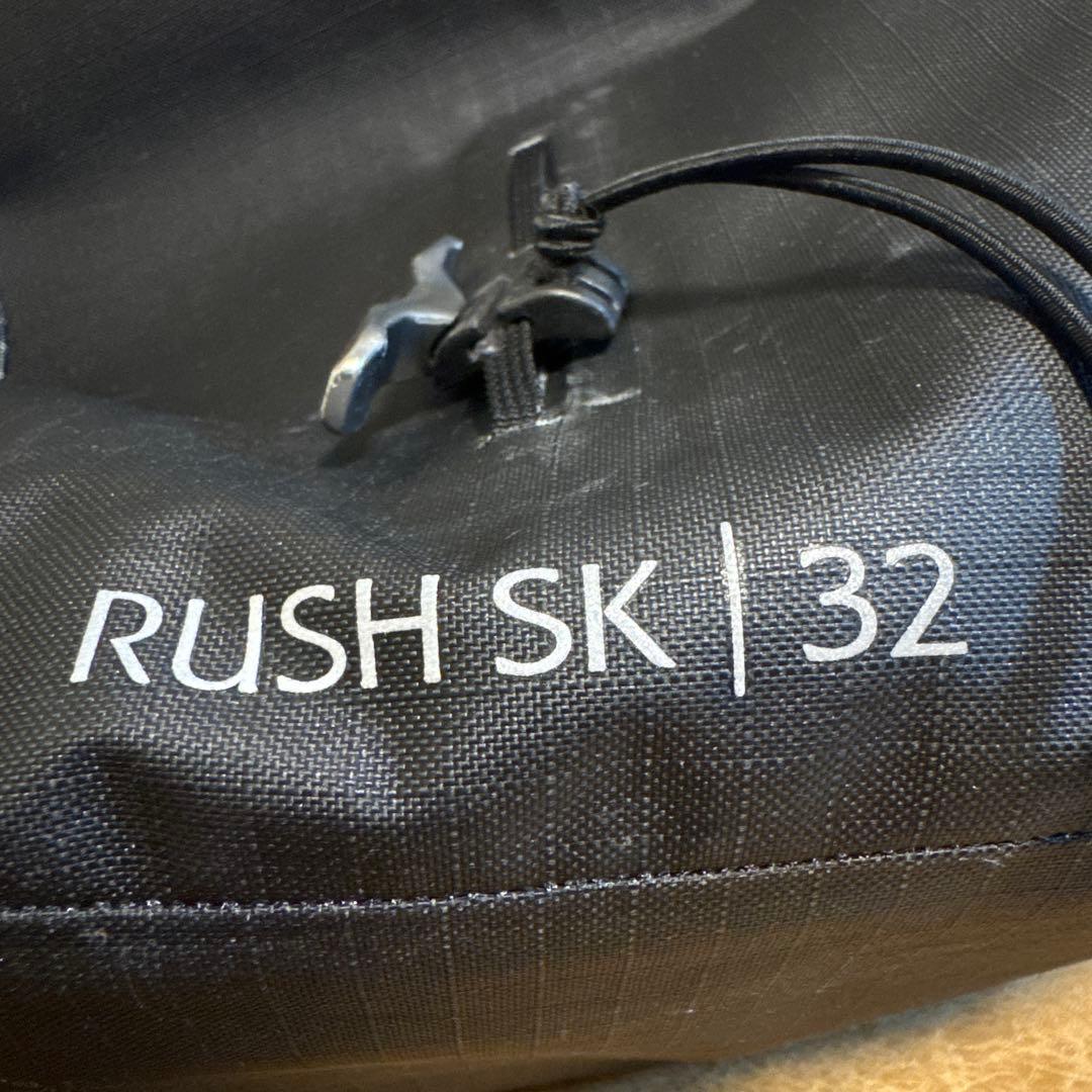 極上レベル！Arc'teryx RUSH SK 32 ブラックバッグ