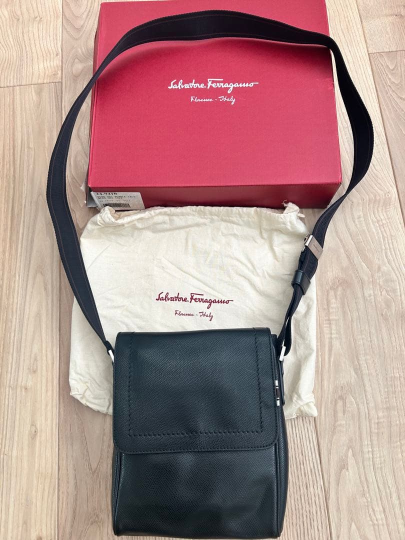Salvatore Ferragamo ブラックショルダーバッグ　フェラガモ