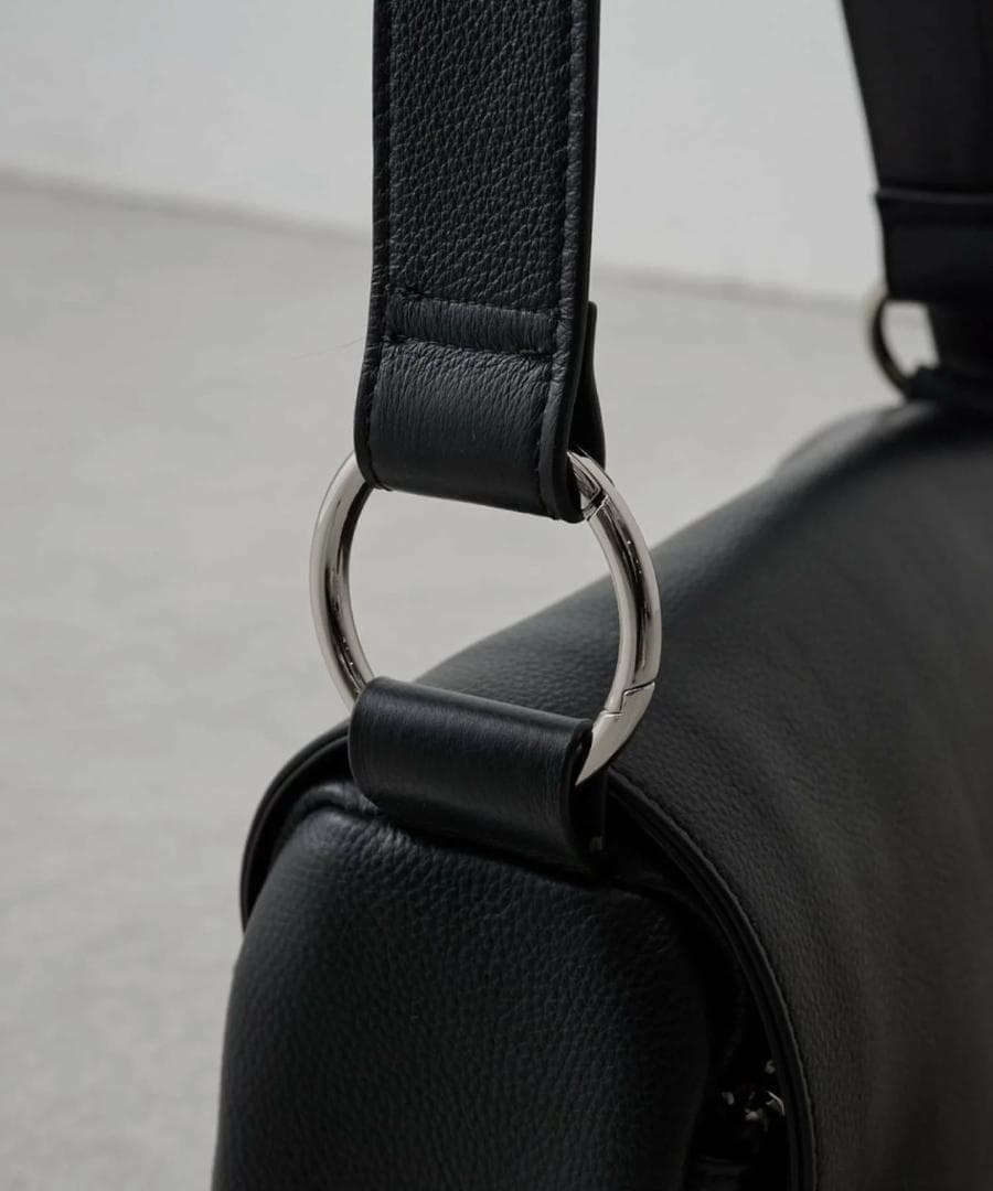 BEARDSLEY (ビアズリー)レザーボディバッグ　ブラック