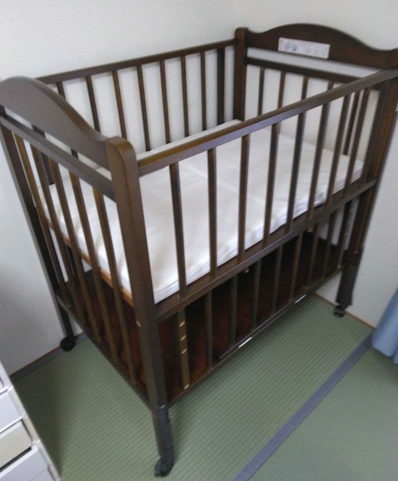 送料込　木製ベビーベッド 西川マットレス付き