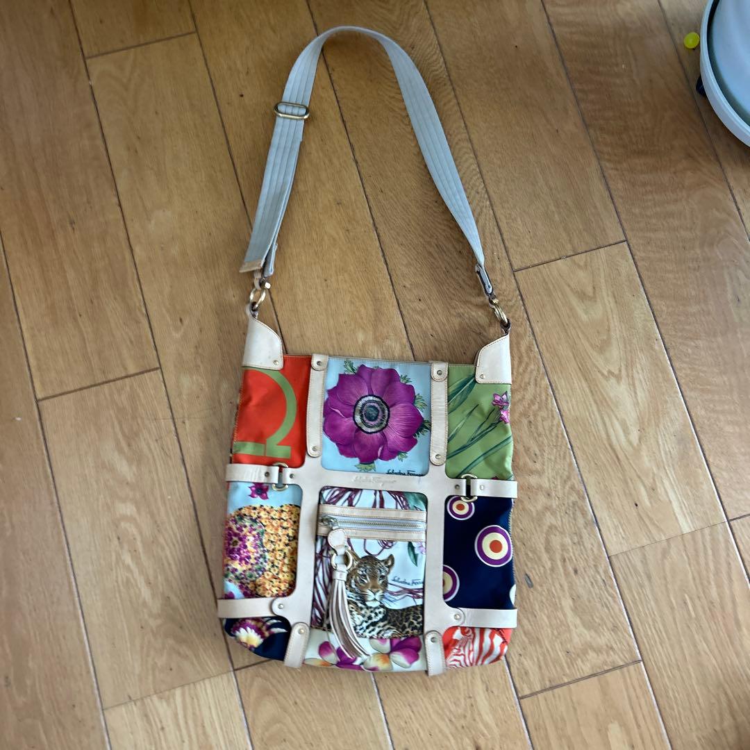 マ*マ様 フェラガモマルチカラー動物花メッセンジャーバッグ