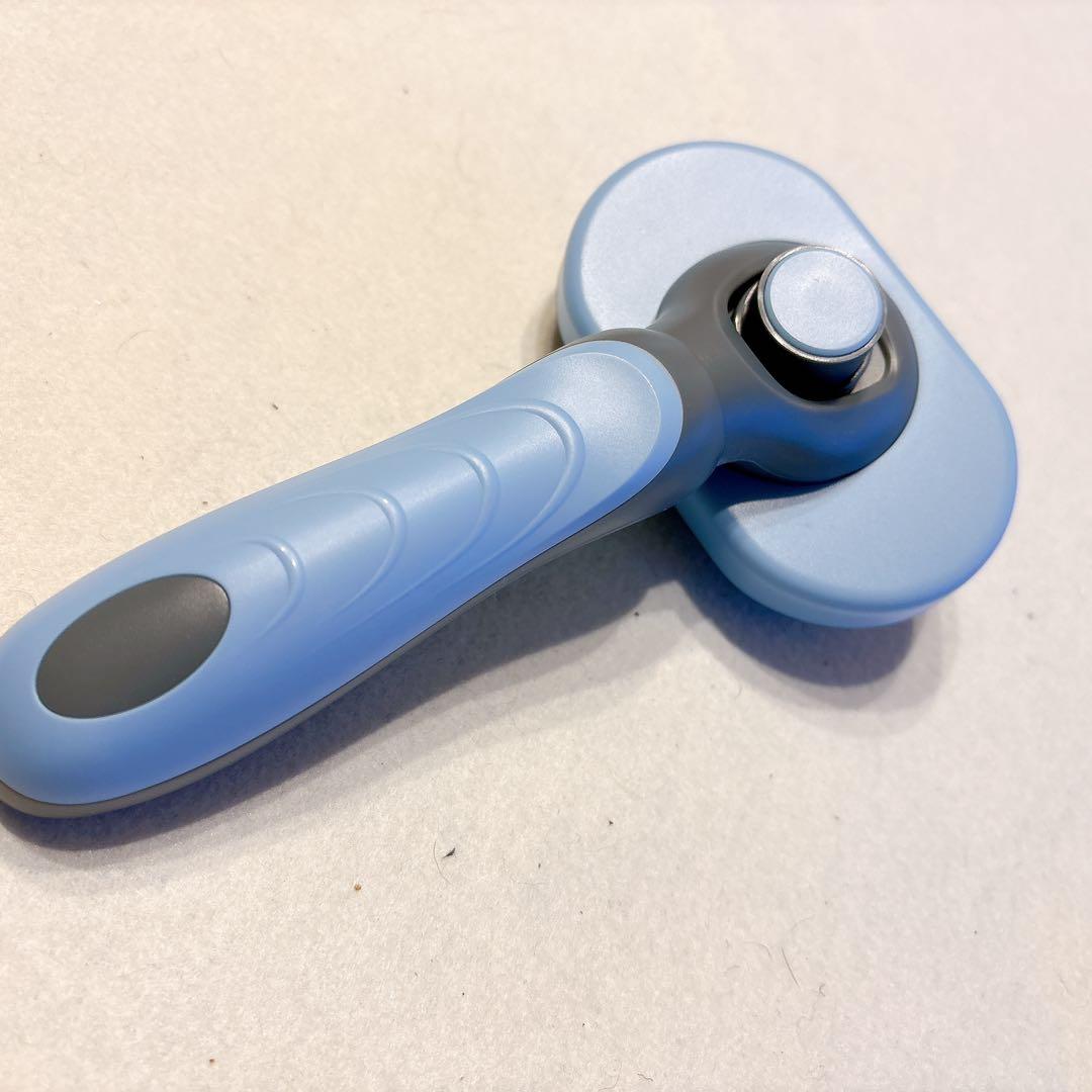 犬 猫 ブラシ 毛取り簡単 ワンプッシュ式 肌ケア マッサージ ブルー くし