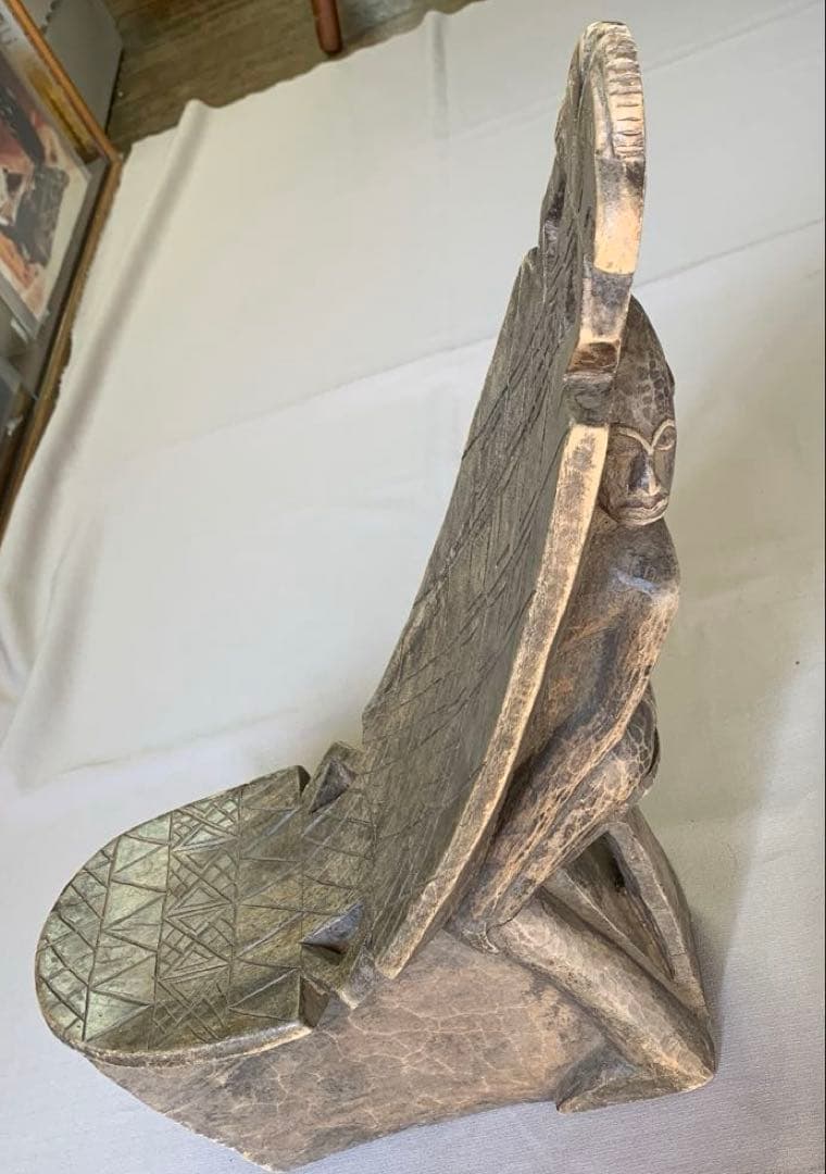 ちょこっと座って楽しい木彫りの椅子民芸品