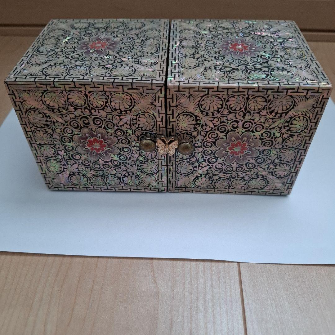 韓国　螺鈿貝殻細工 花模様の装飾箱