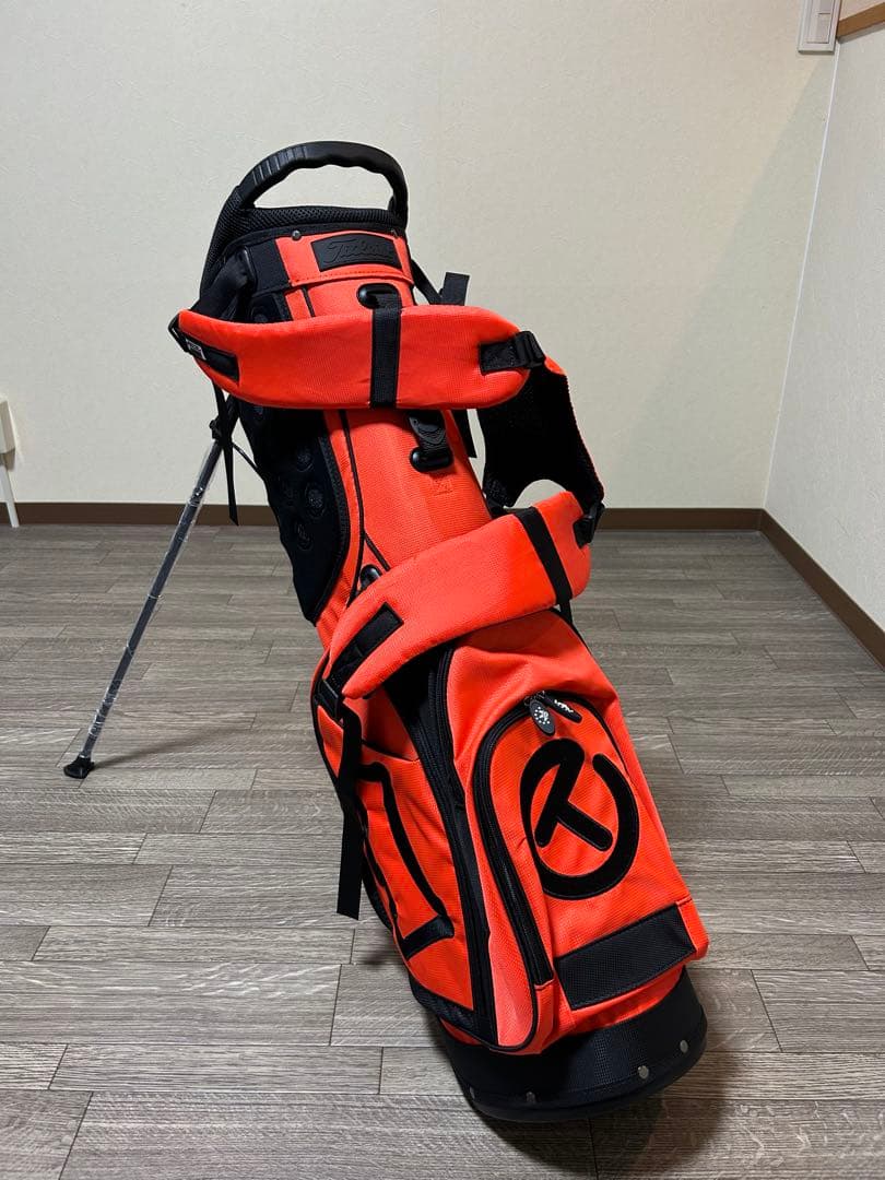 鮮やかなオレンジとブラックのコントラストが美しい！スタンド式キャディバック　軽量