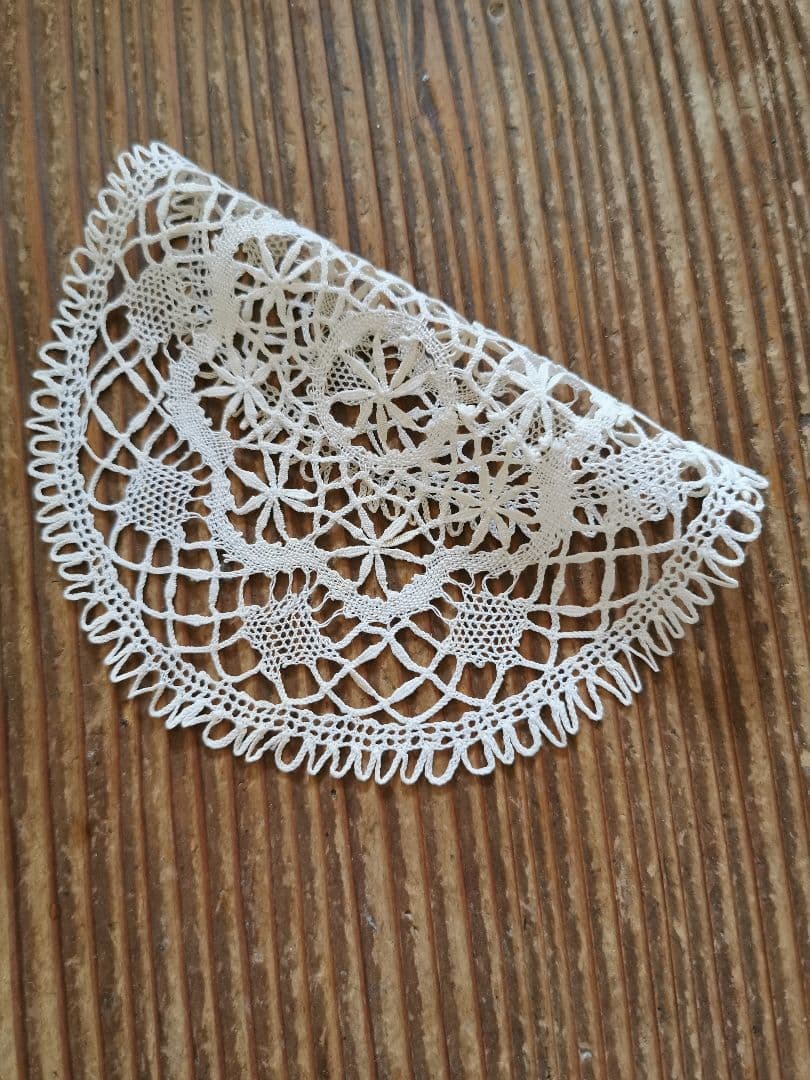 アンティーク ベルギーブルージュ ごく細い糸の線状の花 繊細なボビン編みレース