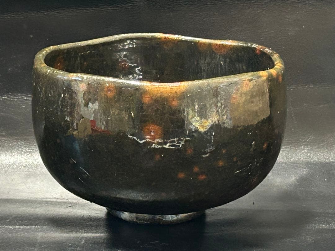 究極の美◾️蔵からかなり美しい朱色の斑点が浮かび上がる見事な黒茶碗が出て来ました。